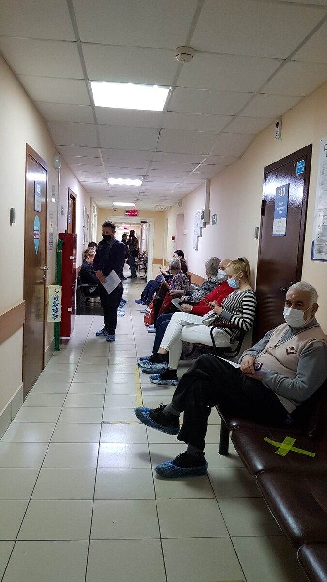 Народ дисциплинированно ожидает, много пенсионеров