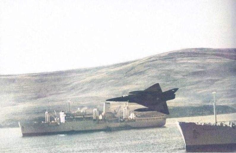 Истребитель французского производства Mirage V ВВС Аргентины пролетает на малой высоте между кораблями Royal Navy фото из открытых источников