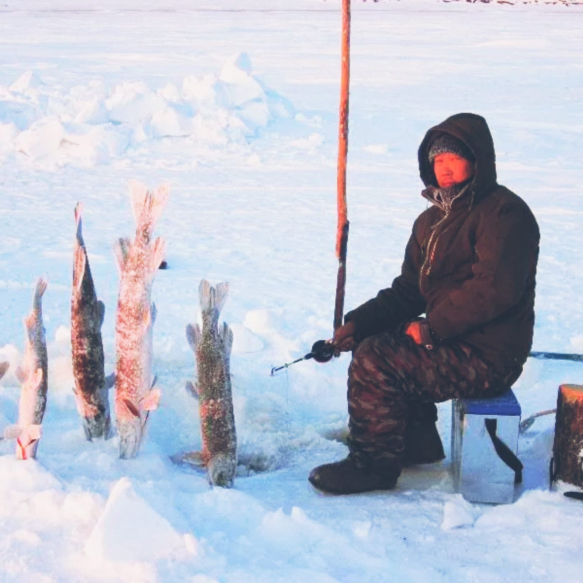 Зимняя рыбалка в Якутии. Рыбалка в Якутии зимой. Зимняя рыбалка в якутти. Рыбак зимой.