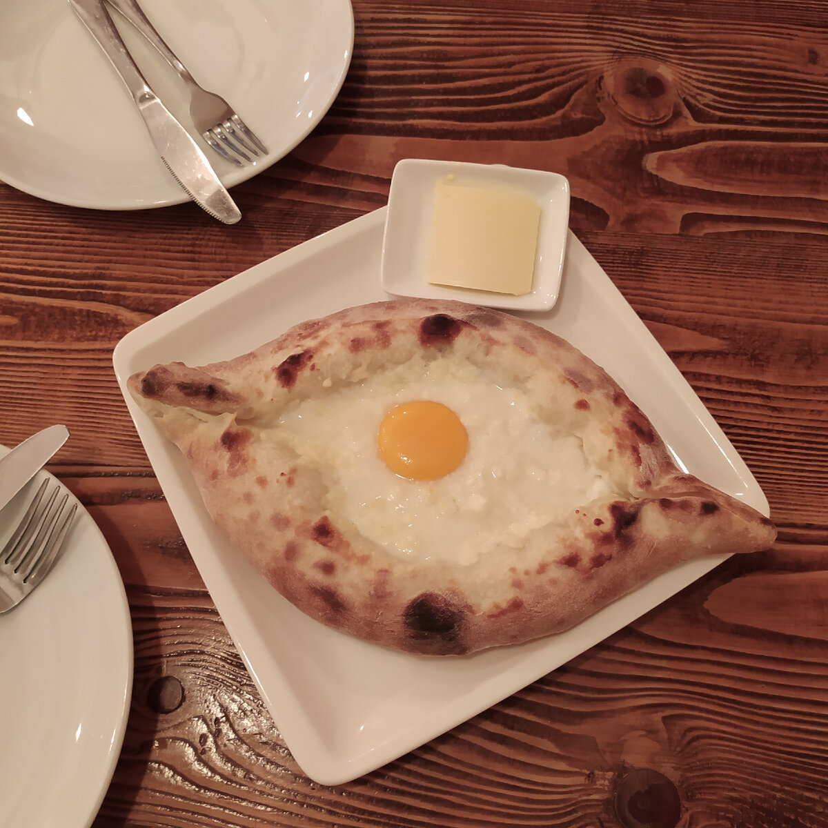 Грузия. Батуми. ресторан "Kiziki". Хачапури по-аджарски