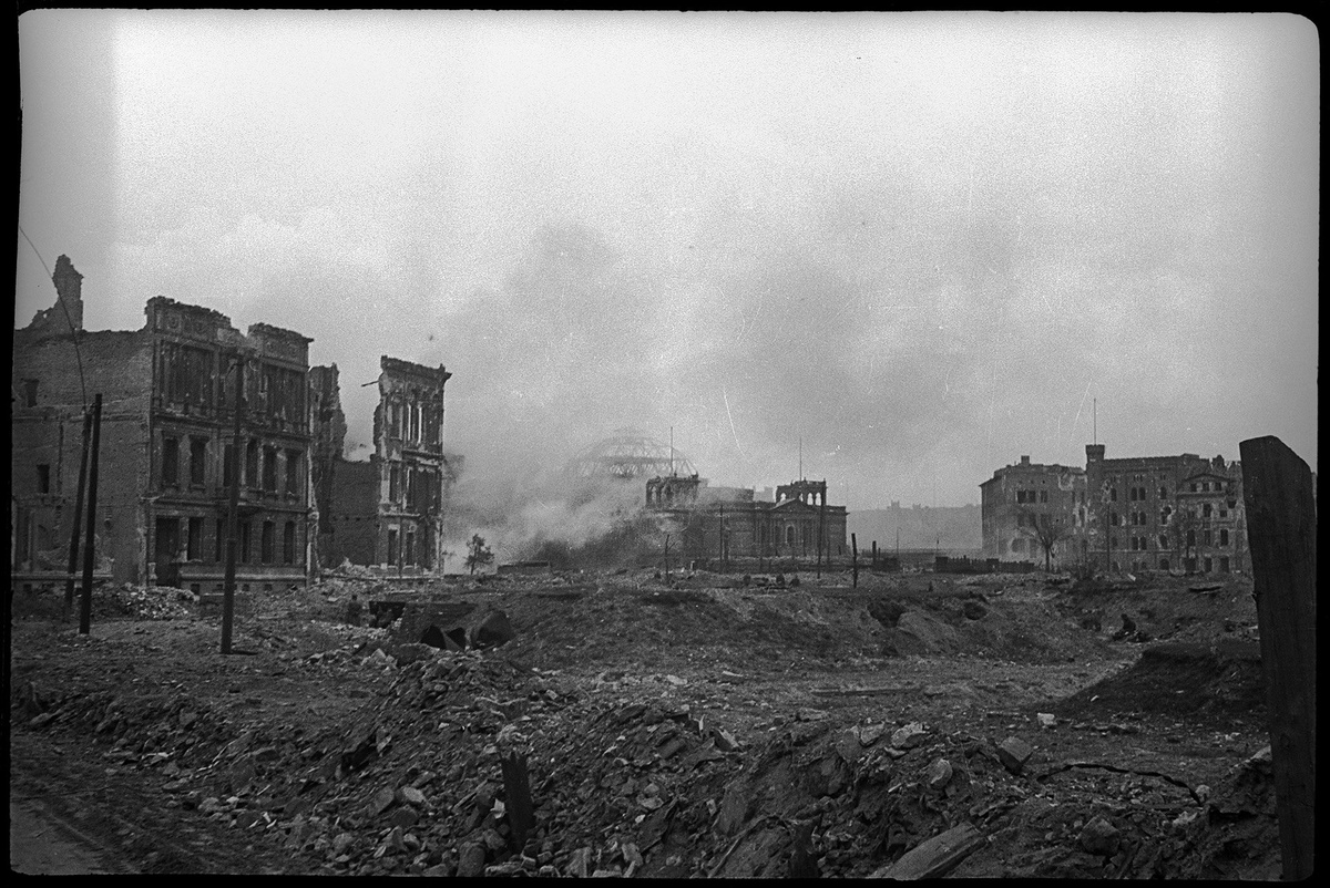 Кому-то придется восстанавливать. Берлин. 1945. Фото Валерия Фоминского. Яндекс. Картинки.