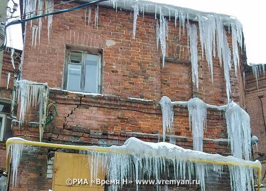 Напомним, недавно два человека были госпитализированы с различными травмами из-за упавших сосулек и схода снега в Нижнем Новгороде.