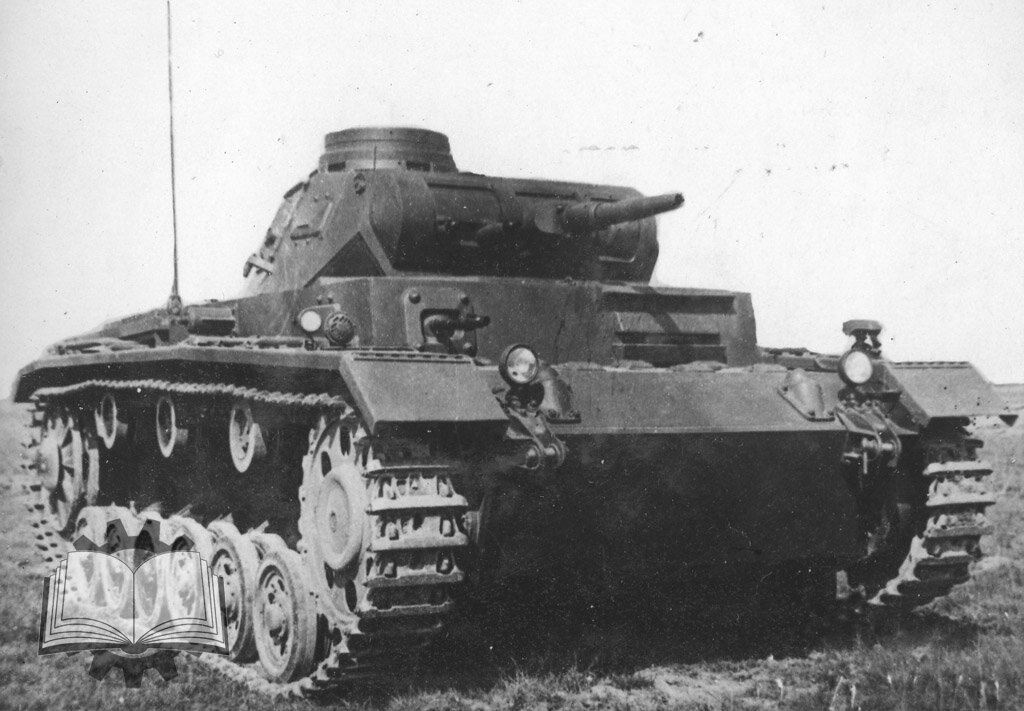 Тот самый танк, который прибыл в СССР в 1940 году. На вид типичный Ausf.F, спереди никаких нововведений. А они есть!