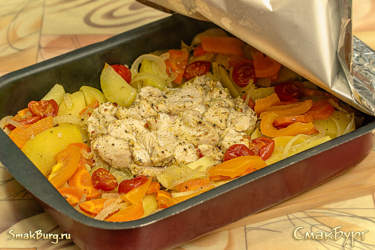 Сочная, ароматная и яркая запеканка из курицы и овощей непременно удивит вас своими расчудесными ароматами!