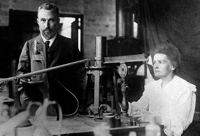 26 декабря 1898 года, 121 год назад, супруги Мария и Пьер Кюри опубликовали сообщение «О новом радиоактивном веществе». Они открыли радий — великий элемент-обманщик.