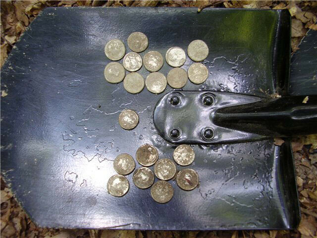 Все началось в далеком 2007 году, наш форум был совсем еще глупым младенцем и большинство нынешних форумчан даже не подозревали о существовании некого detecting.borda.ru
В середине июня того самого 2007 года, я неожиданно получил эл. письмо с радостной вестью — мы клад нашли!!! Это были первые реальные статеры на форуме! Клад на лопате, фото ниже.



20 найденых монет из неизвестного металла белого цвета, как пишется в известном всем нам online каталоге bosporan-kingdom.com Там были были поздние статеры, в основном Котиса III и это вряд ли сенсация мирового уровня...
Трое друзей копарей нашли эти монетосы в лесу, под городом Крымском, буквально на поверхности, практически в прошлогодней листве! Которые тут же, по братски и поделили, особо не всматриваясь, да и не понимая дат или имена царей... Предполагаю, что монеты, вероятно были утеряны (спрятаны) в первой половине III века, во время трагических событий — 239 год, в азиатскую часть Боспорского царства, пришли ужасные готы, тогда же и полностью гибнет в пожаре Горгиппия! 