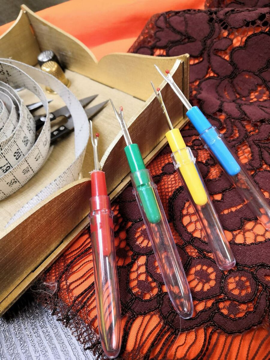 Листайте галерею, чтобы подробнее увидеть процесс работы с распарывателем.