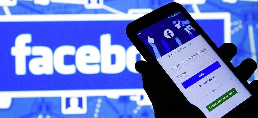 Аккаунт Facebook на экране телефона, © Рамиль Ситдиков / РИА Новости