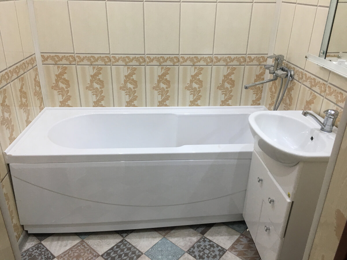 На фото акриловая ванна на 2 см короче ширины комнаты. Это допустимо, так как стыки между стенами и ванной закрыты пластиковыми уголками