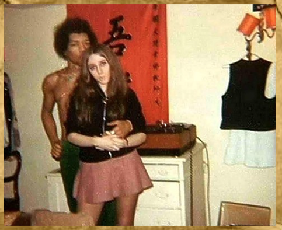  Джими Хендрикс с поклонницей. Фото: adandyinaspic.tumblr.com.