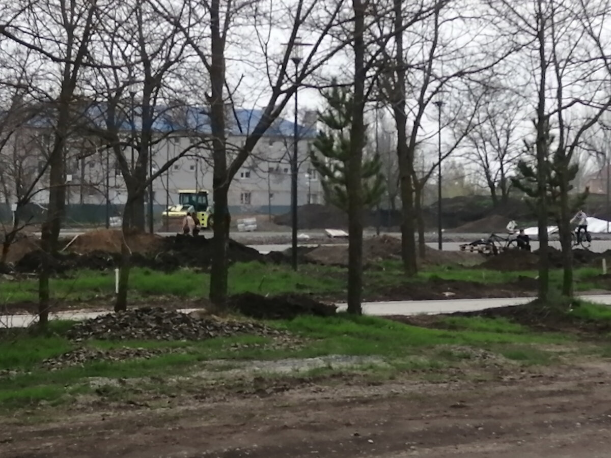 Позднее построили  этот домик из кирпича. Работы в западной части парка.