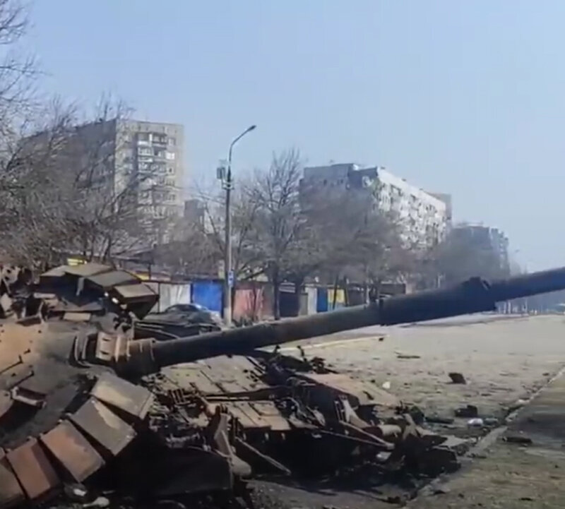 Уничтоженный танк на улицах Мариуполя