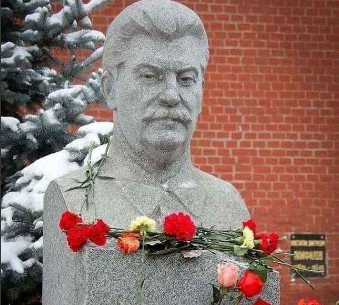 Надгробный памятник Сталину у Кремлëвской стены