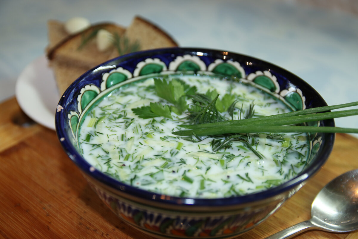 Это легче чем окрошка, но очень вкусно и ароматно, хотя набор ингредиентов очень простой
