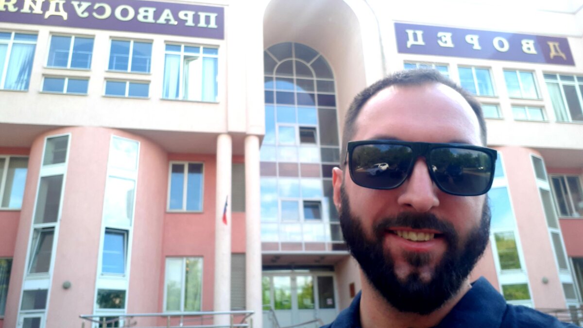 Счастливый Вадим Погорелов на фоне Люберецкого городского суда.