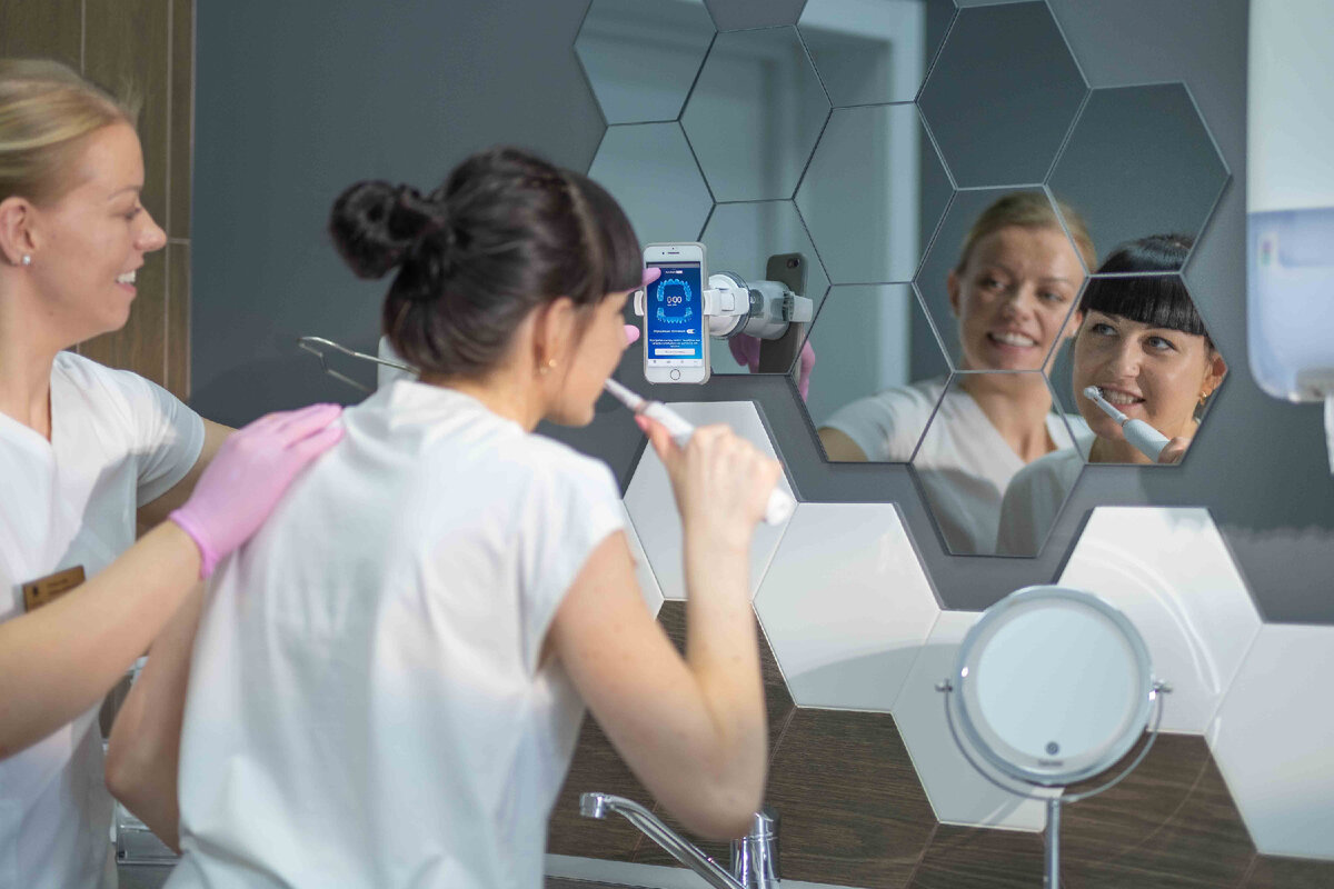 Так проходит обучение самостоятельному уходу за зубами в клинике Astra Dental Clinic.