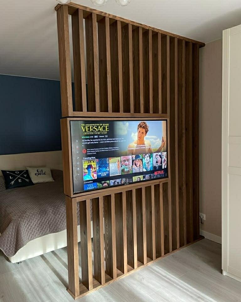 Реечная TV-перегородка для зонирования из дерева