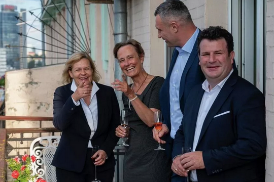    Главе МВД Германии пришлось извиниться за распитие шампанского с Виталием Кличко