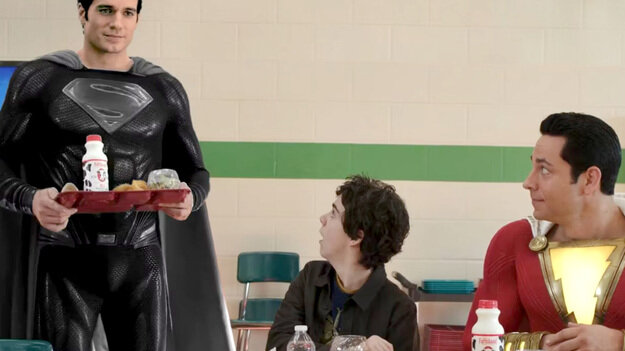 Новый супергеройский фильм «Черный Адам» по комиксам издательства DC получит сцены после титров, которые раскрыли уже сейчас. 
В сети появилась информация о том, что фильм «Черный Адам» (Black Adam) от американской компании Warner Bros получит сцены после титров, как это обычно бывает с лентами в жанре супергероики. Главную роль в блокбастере играет бывший рестлер Дуэйн Джонсон (Dwayne Johnson), известный как Скала (The Rock). Он уже заявлял, что хочет не просто один раз сыграть популярного персонажа, а создать с ним целую франшизу. Однако, инсайдеры утверждают, что на его реальное будущее намекнут в сценах после титрах. В них для зрителей будет раскрыта связь с фильмами киновселенной DC, в которую входят «Аквамен 2», «Шазам 2» и «Лига справедливости».