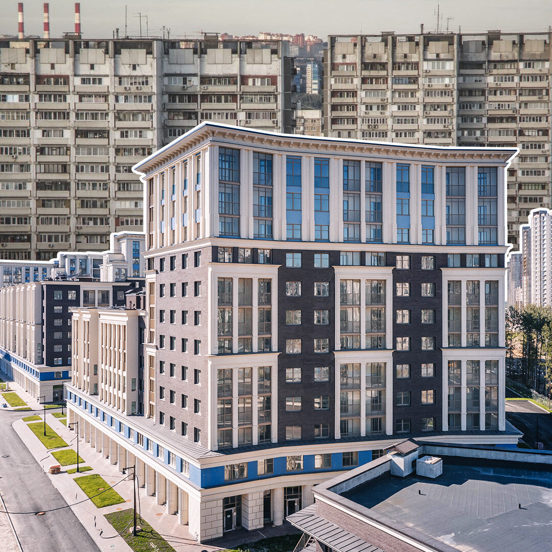 Он даже внешне выглядит иначе, чем другие новостройки, — солидный и стильный. 