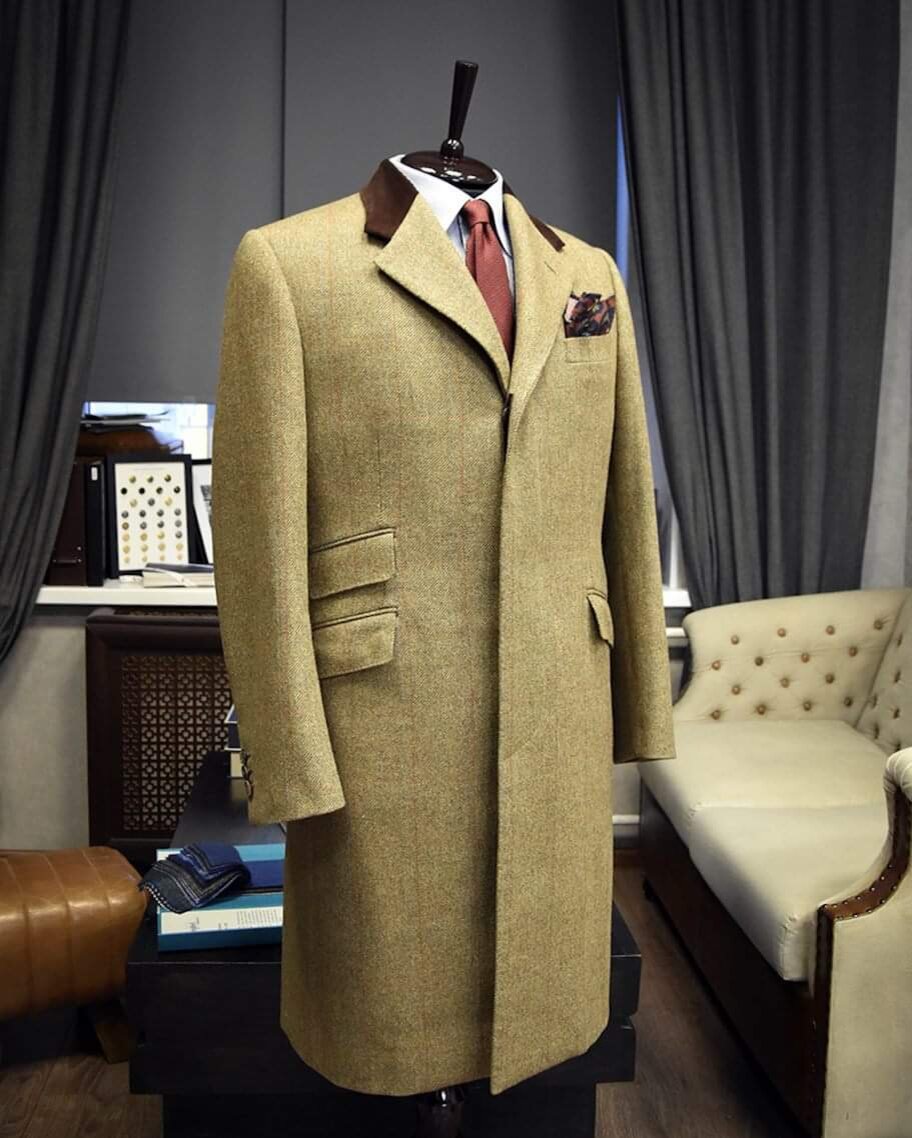 Пальто «честерфилд» (из нехарактерного для этой модели твида) с супатной застежкой, дополнительным карманом ticket pocket и бархатным воротником в ателье Bourbaki