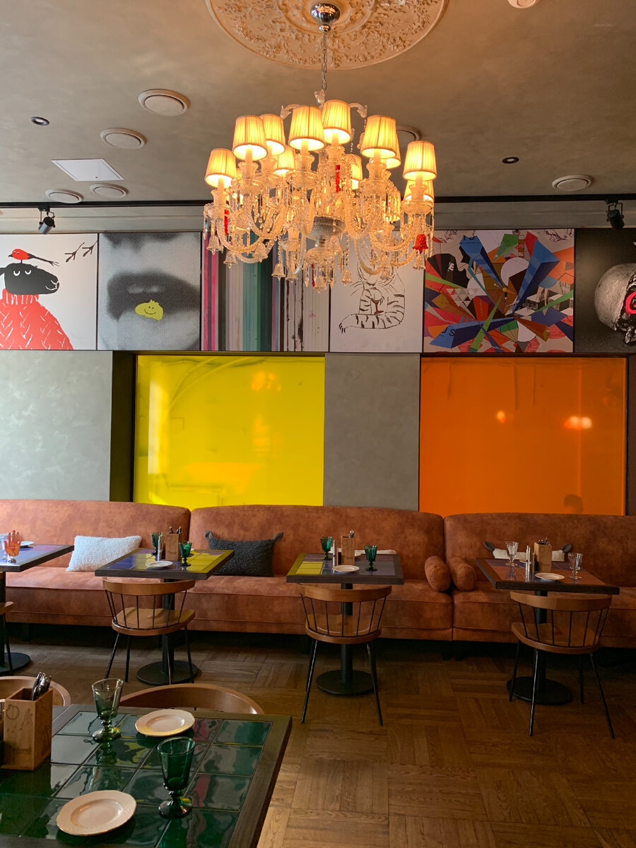 Повсюду картины с грузинскими мотивами, но современные, и хрустальные люстры. Эклектика и в интерьере, и в кухне. Стильно, красиво, атмосферно! 