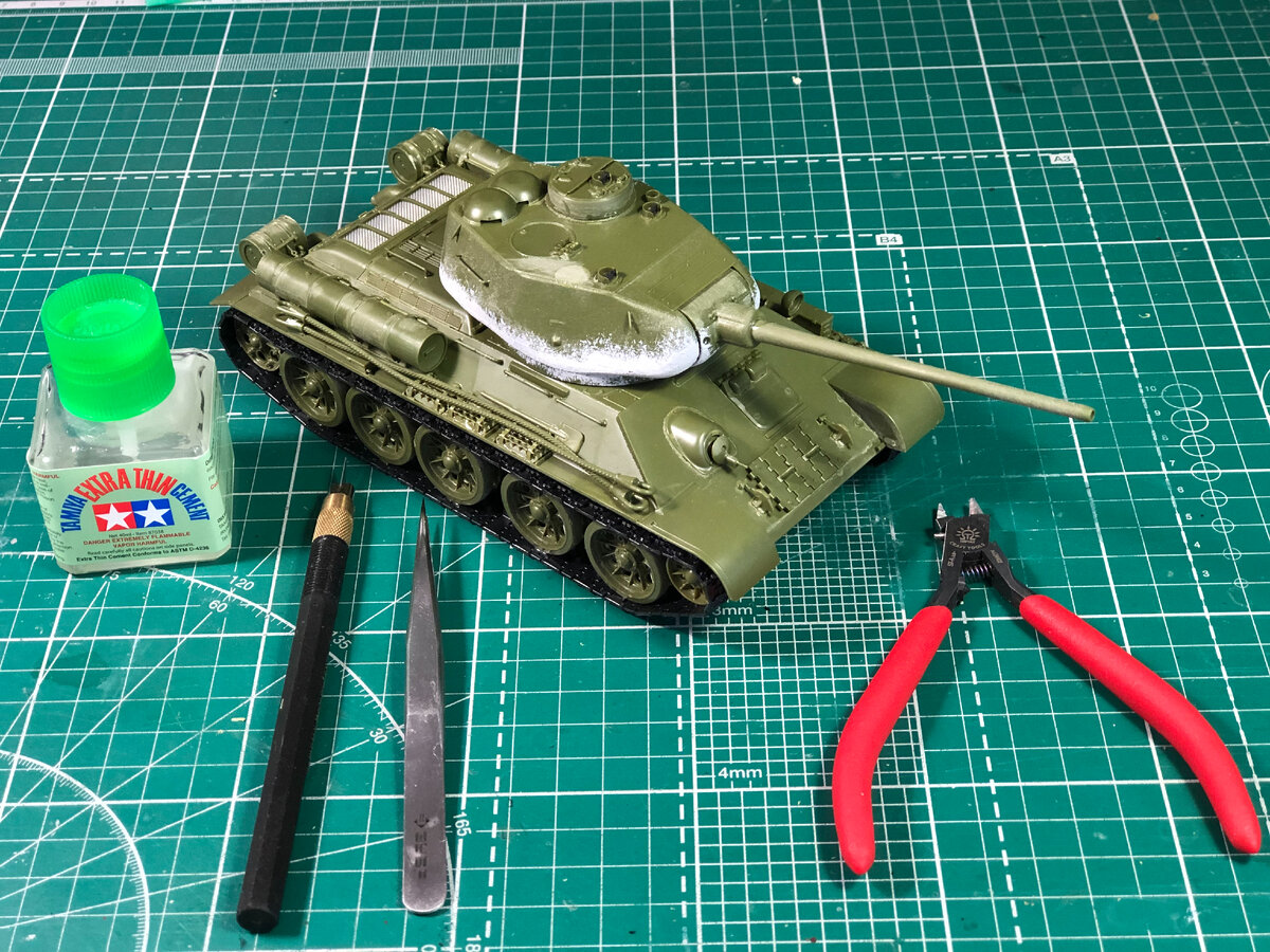 Базовые инструменты для сборки: кусачки, нож, пинцет