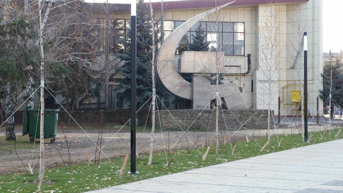     Скульптуру «Серп и молот» после реставрации решили не возвращать на прежнее место неподалеку от сквера Пахмутовой в Волгограде, а установить в ЦПКиО. Трехметровую фигуру обшили нержавеющими пластинами.