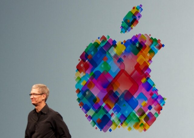    Тим Кук на фоне логотипа Apple (cc) Mike Deerkoski