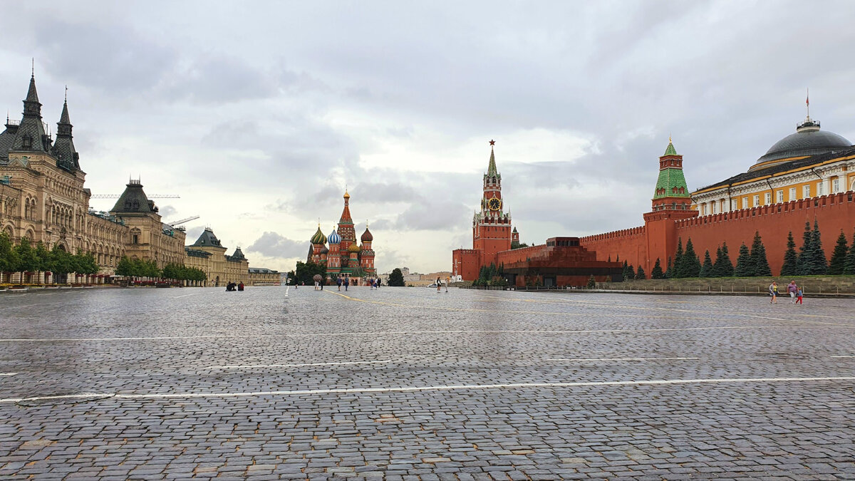 Красная площадь, расположенная в самом центре Москвы, является большой общественной площадью, которая на протяжении всей своей истории использовалась для различных целей, включая военные парады, политические митинги и публичные казни. Однако сегодня это в первую очередь туристическая достопримечательность, привлекающая миллионы посетителей каждый год. Площадь окружена несколькими важными зданиями, включая Кремль, Государственный исторический музей и знаменитый собор Василия Блаженного. Посетители могут осмотреть эти здания и узнать об их истории или просто полюбоваться потрясающим видом на площадь из одного из многочисленных кафе или ресторанов поблизости. На Красной площади также находится несколько памятников и мемориалов, в том числе Могила Неизвестного солдата, которая чтит миллионы солдат, погибших во Второй мировой войне. Посетители могут отдать дань уважения могиле и узнать о жертвах, принесенных русскими солдатами во время войны.