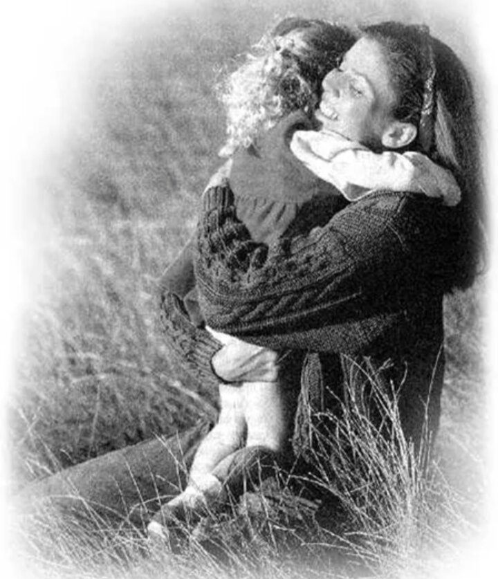 Крокус сити нашли маму обнимающего ребенка. Объятия матери. Мать обнимает. Обнимает ребенка. Мать с ребенком черно белое.
