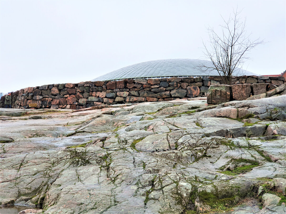 Снаружи церковь малозаметна. Мне показалось, что она выглядит как приземлившаяся летающая тарелка. На скальной поверхности Храма разрешается свободно гулять и устраивать пикники.  Фото автора