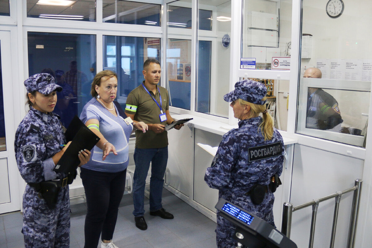 В Санкт-Петербурге и Ленинградской области сотрудники Росгвардии проверили  системы безопасности школ перед новым учебным годом | Росгвардия Петербурга  | Дзен