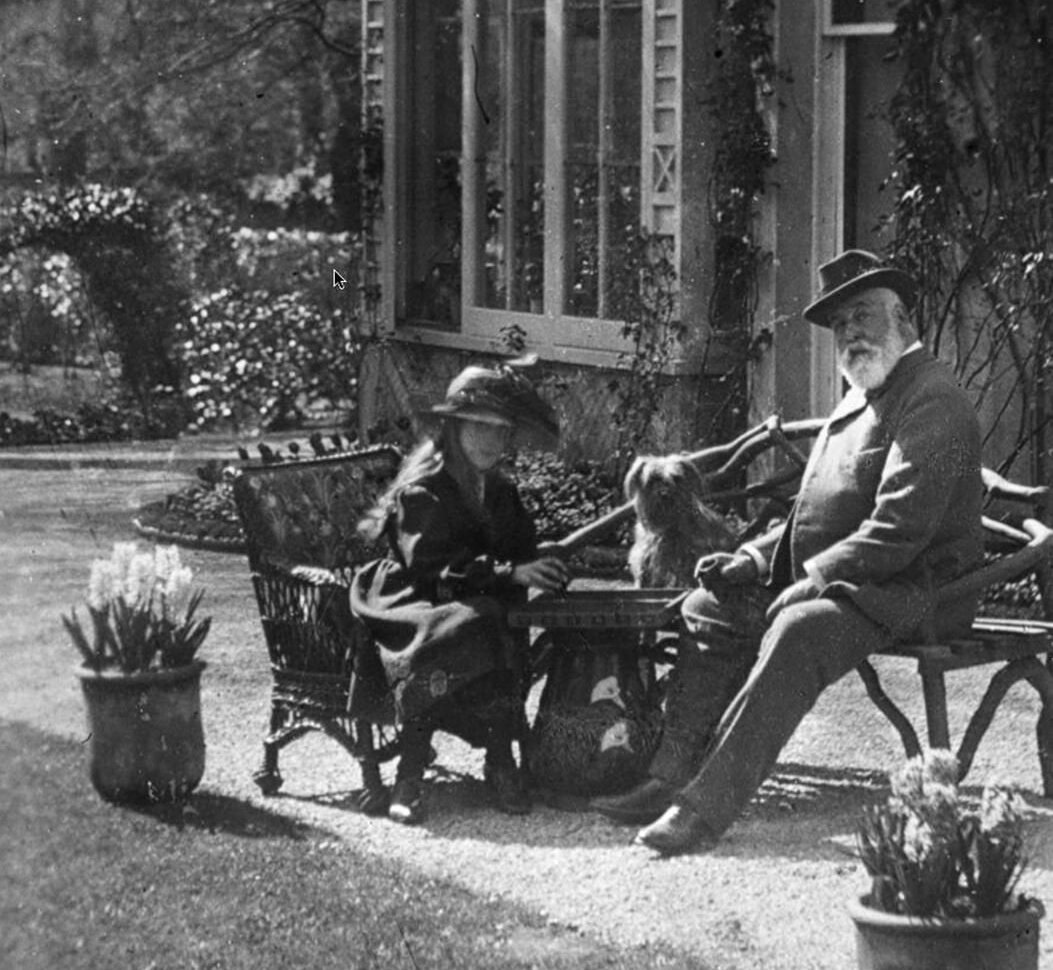 Фредерик Альма Миллер со своей дочерью Агатой в саду их дома Эшфилд, до 1901 года