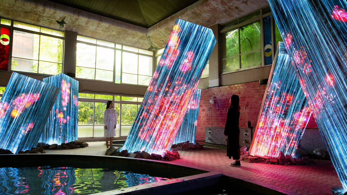 "Мегалиты в руинах банного дома", teamLab