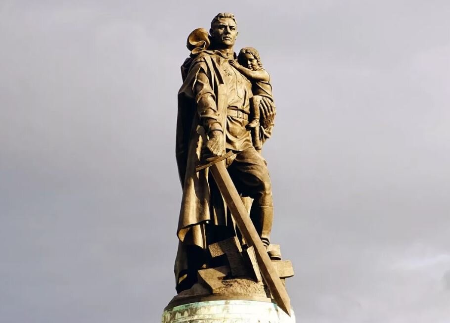 Памятник советскому воину-освободителю в Трептов парке, Германия (иллюстрация из открытых источников)