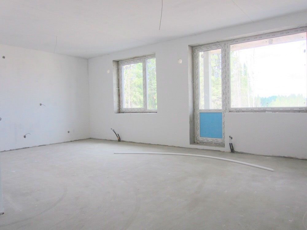 Некоторые строительные компании предлагают готовые объекты, с чистовой отделкой квартир (стяжка полов, штукатурка стен, разводка электрики по квартире). Вам лишь остается сделать ремонт. 