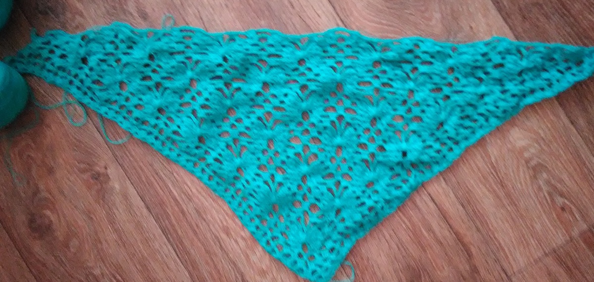 Бирюзовая по схеме Елены Кожухарь. Фото автора