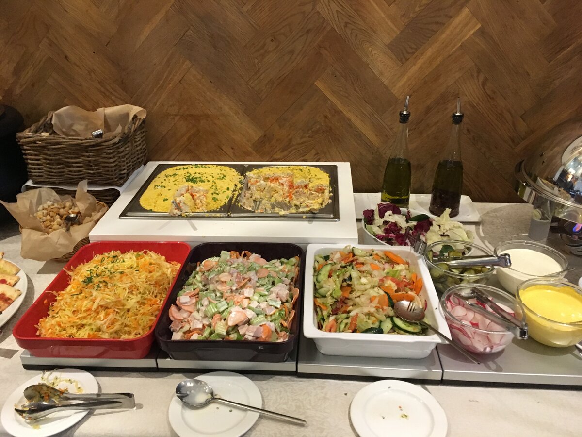 Салаты мимоза (сверху), капустный, курица с сельдереем, овощной (слева направо)