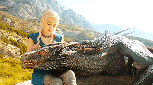 Дайнерис с драконом