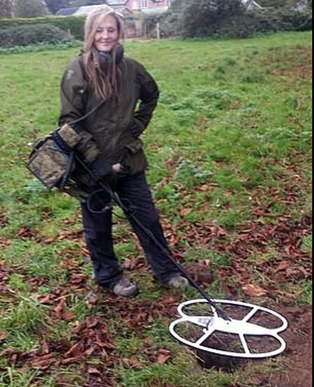 42-летняя британка по имени Лиза Грейс уже неоднократно делала ценные находки при помощи своего металлоискателя, но ее недавно обнаруженное украшение удивило даже специалистов.