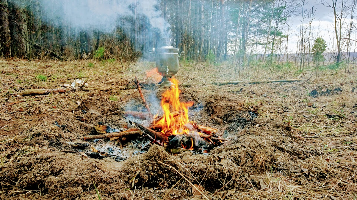 Костерок с самоваром на заднем плане