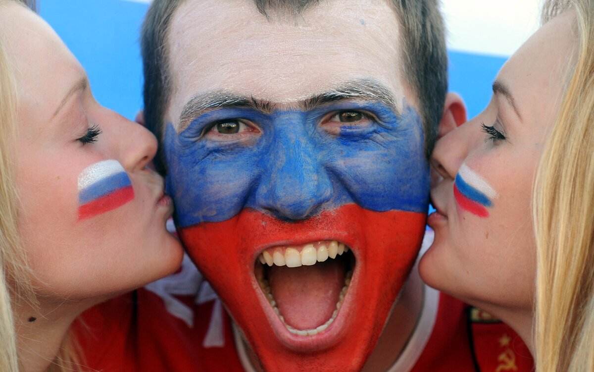 Конец россии за щекою. Флаг на лице. Девушка с флагом на щеке. Флаг России на лице. Человек с русским флагом на лице.