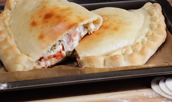 Настоящая итальянская закрытая пицца (Кальцонне) с курицей (видео и пошаговый фото рецепт)