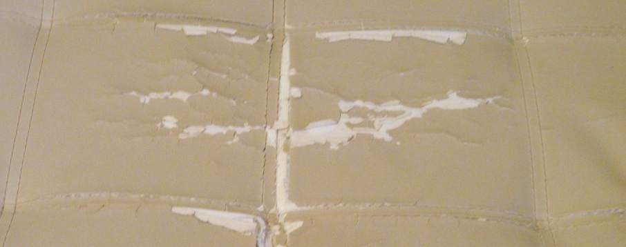 Вот так трескается и отваливается  экокожа на данном диване