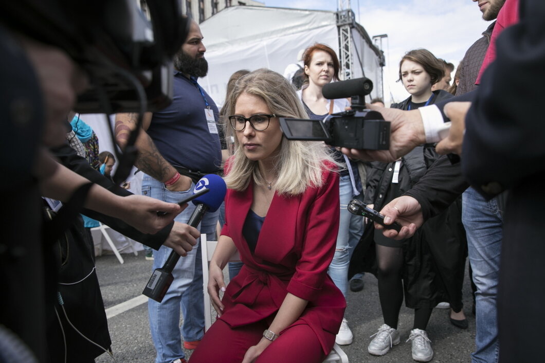 В субботу оппозиция планирует провести митинг в российской столице, чтобы заявить о невыносимом положении независимых кандидатов на выборах в Мосгордуму Я сдал комиссии 5 737 подписей вместо необходимых для меня 5 317", - вздыхает Александр Соловьев, один из кандидатов, который не допущен к выборам. В нескольких метрах от него Илья Яшин, которого тоже не зарегистрировали кандидатом на выборах в Мосгордуму, произносит проклятия в адрес мэра Москвы Сергея Собянина: "У меня сложилось впечатление, что эта история контролируется на федеральном уровне, а вовсе не в мэрии Москвы. Они хотят только рабских выборов, где все кандидаты утверждаются заранее".