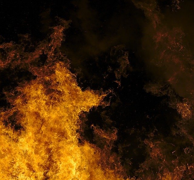 https://cdn.pixabay.com/photo/2015/01/01/19/46/fire-586043_960_720.jpg