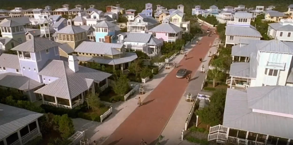 Кадр из фильма "Шоу Трумана" декорации самого города. Режиссёр - Питер Уир