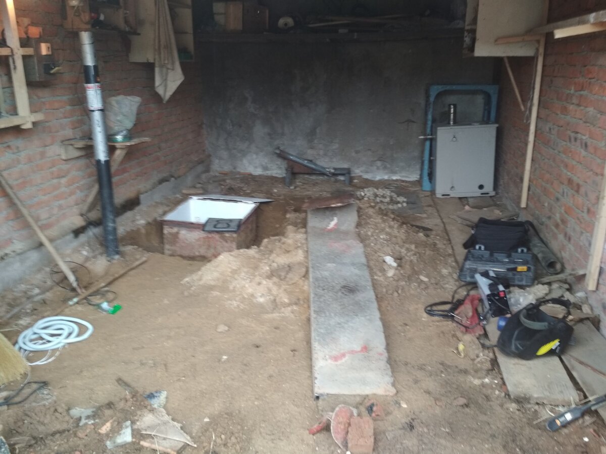 На этом фото уже гараж чистый, из него я вывез весь мусор. 