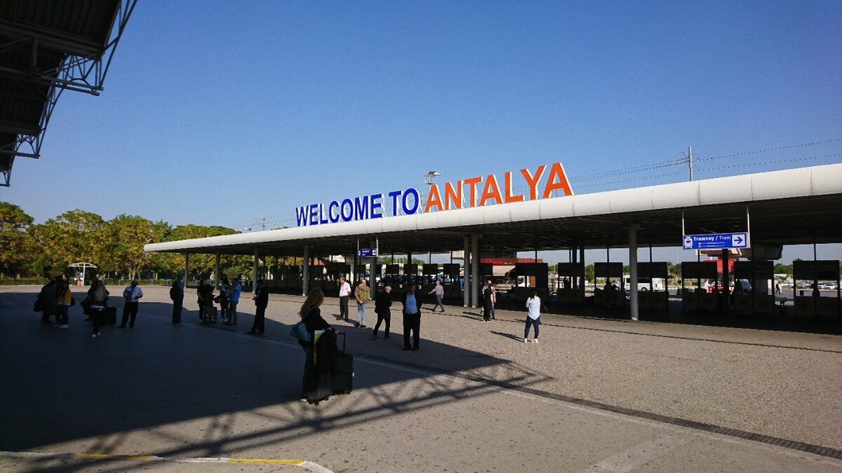 Аэропорт Антальи. +26 градусов в конце ноября.